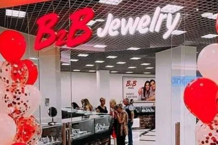 Вкладниця піраміди B2B Jewelry порізала собі вени прямо в офісі компанії (відео)