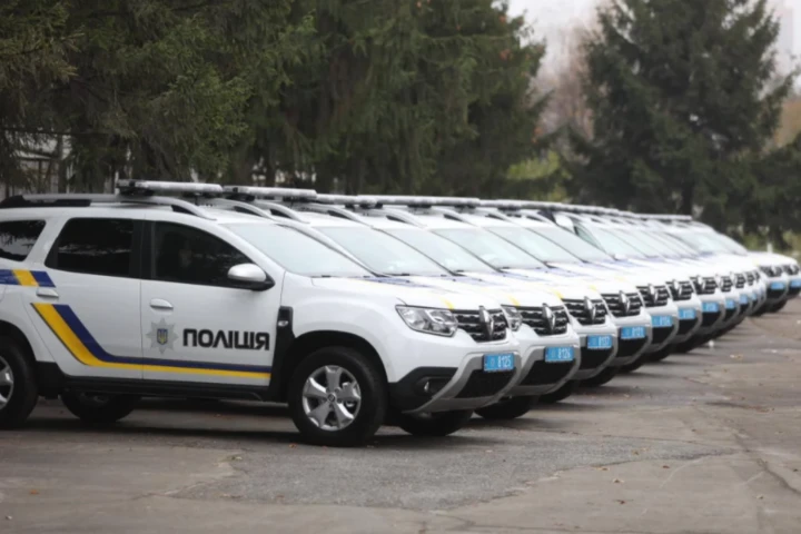 Для реагування на домашнє насильство. Нацполіція отримала 18 службових авто від Євросоюзу і ООН