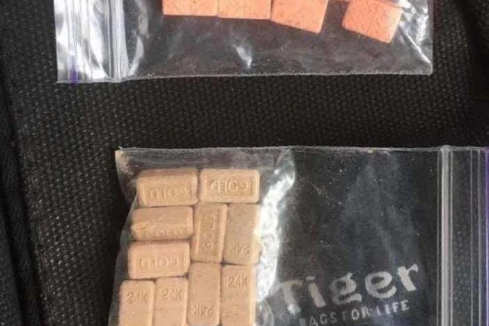 Оголошено підозру столичному поліцейському, якого затримали на збуті наркотиків (фото)
