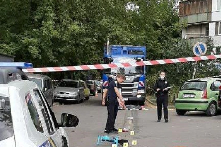 Тягнув тіло по асфальту вісім метрів: в Києві п’яний водій сміттєвоза збив матір з дитиною (відео)