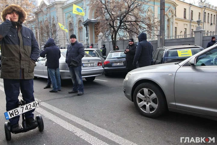 Власникам «євроблях» нагадали про правила та строки пільгового розмитнення