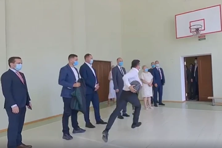 Зеленський з «херсонського поштаря» перекваліфікувався на «миколаївського баскетболіста»