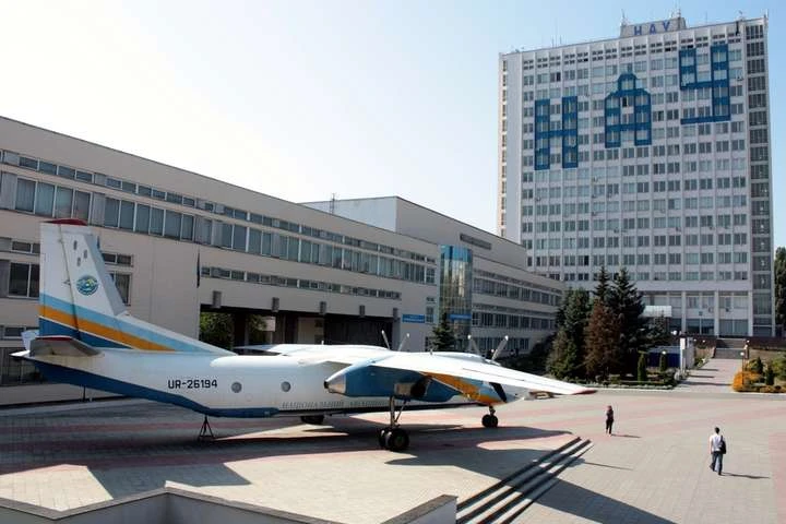 Табачник повертається? Ректор Авіаційного університету заявив про рейдерське захоплення вишу