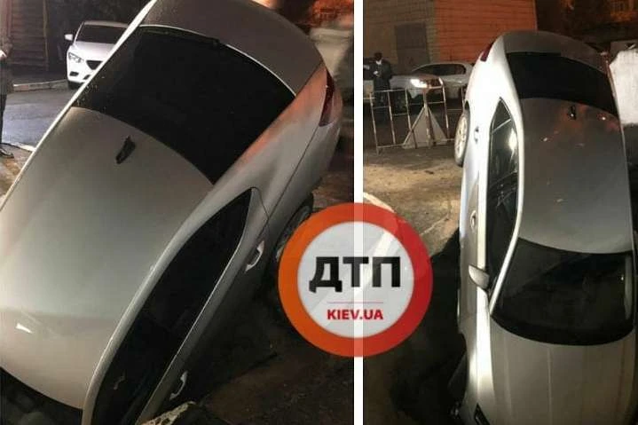 У Києві новенька Skoda провалилась у яму
