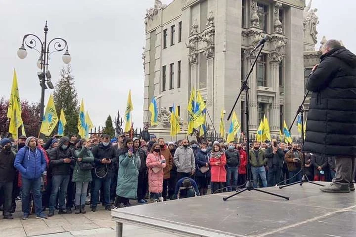 «Вова, виходь!». Євробляхери прийшли на Банкову (відео)