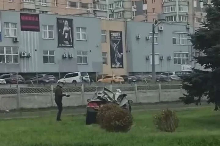 На Броварському проспекті Honda вилетіла з дороги на газон (відео)