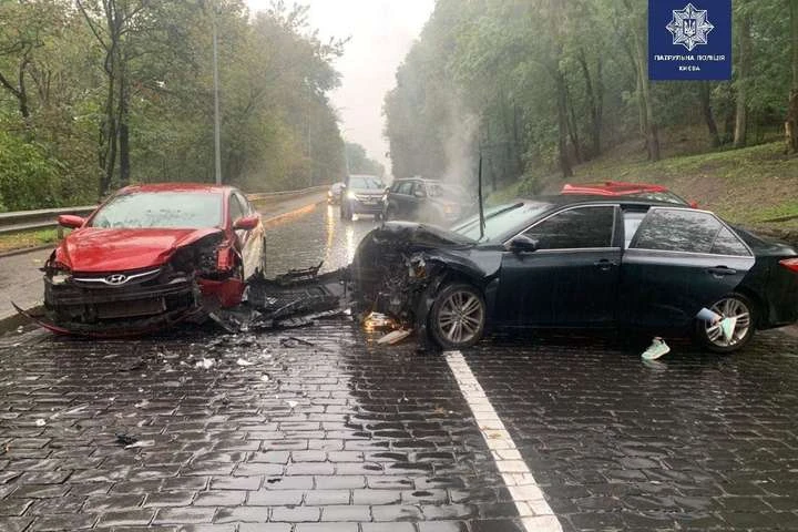 Наслідки дощу: у Києві на мокрій дорозі сталося серйозне ДТП (фото)