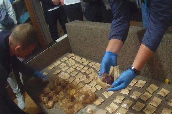 Київська поліція викрила інтернет-магазин з продажу марихуани та «кексів» (фото, відео)