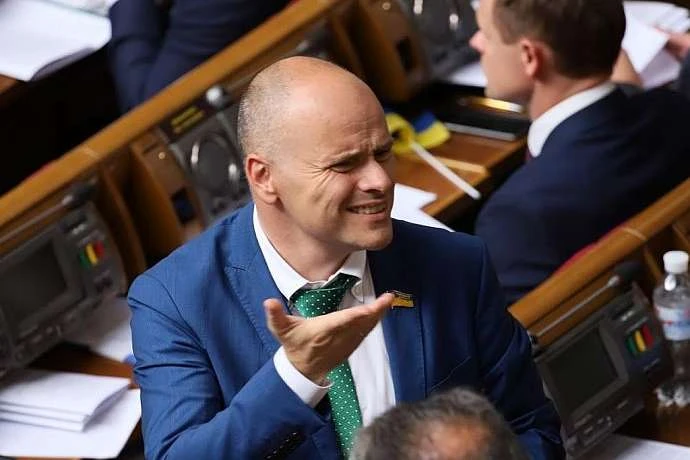«Слуга» Радуцький продовжує займатися бізнесом, відправляючи клієнтів у «Борис»: фотофакт