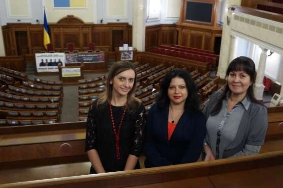 Зробити селфі у Раді: парламент запрошує на екскурсії з нагоди 25-річчя Конституції