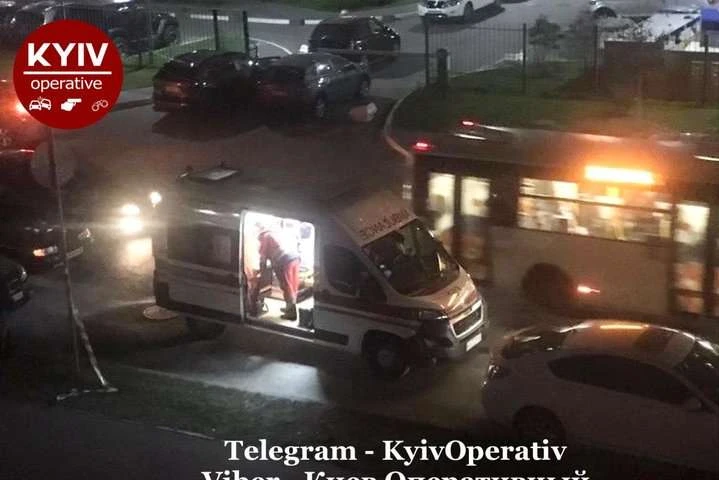 У столиці з вікна багатоповерхівки вистрибнула жінка