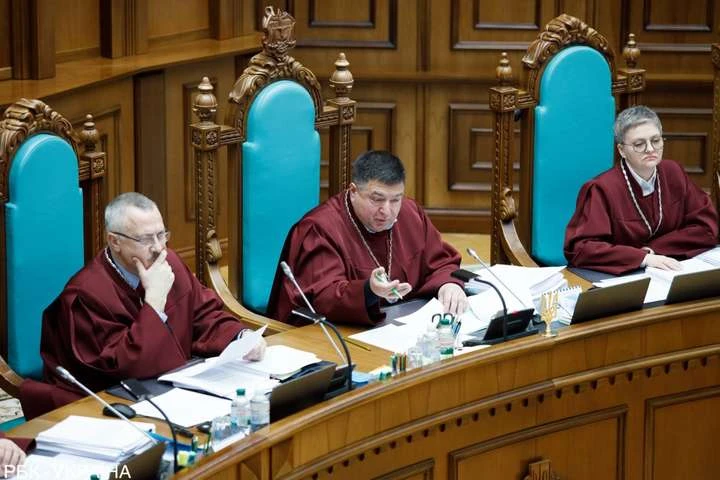 Судді Конституційного суду ведуть себе як терористи, які взяли в заручники всю Україну