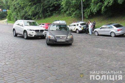 На Печерську водії двох автівок влаштували розбірки на дорозі (фото)