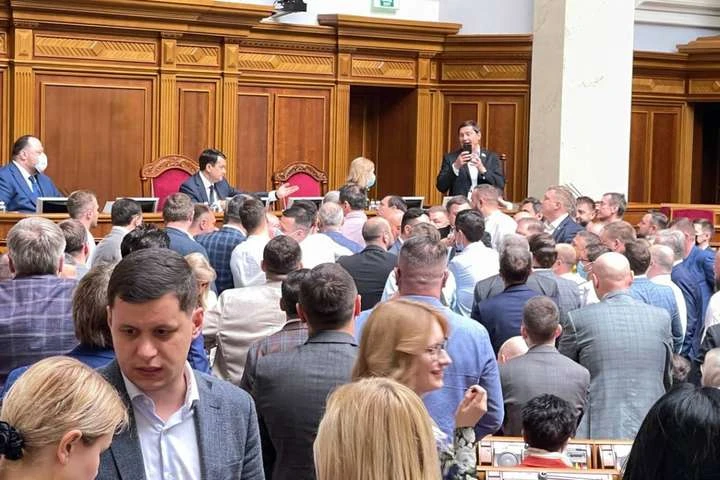 Перемога збірної України, бійка в Раді та арешт топ-чиновниці Приватбанку. Головні новини 17 червня