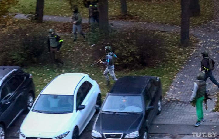 Під час протестів у Мінську силовики підірвали світлошумові гранати (відео)