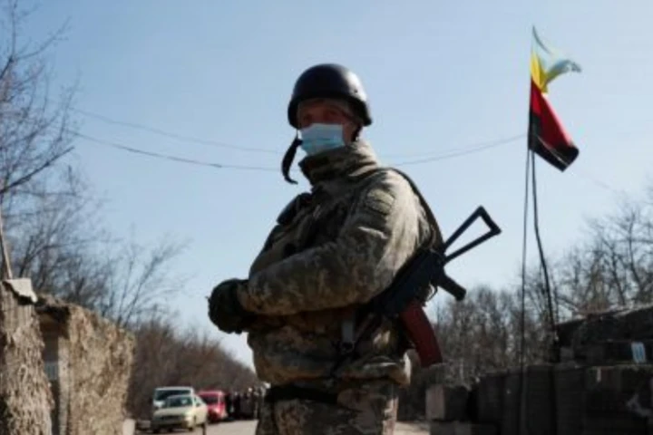 Окупанти на Донбасі обстріляли українських захисників з гранатомету