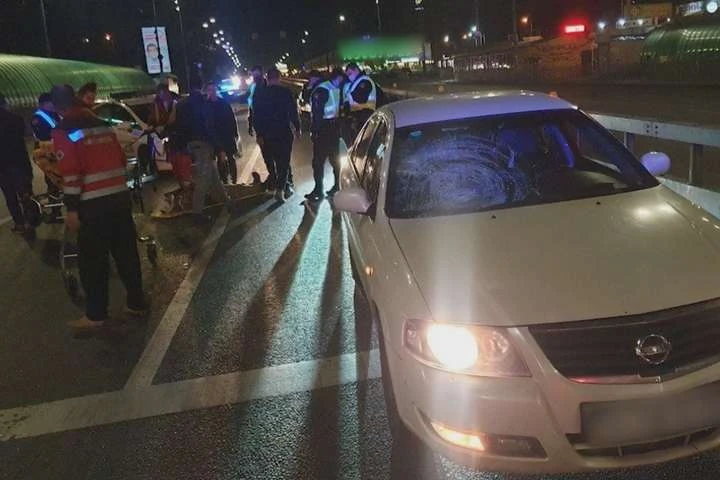 У Києві автівка збила чоловіка, який гуляв четвертою смугою руху (відео)