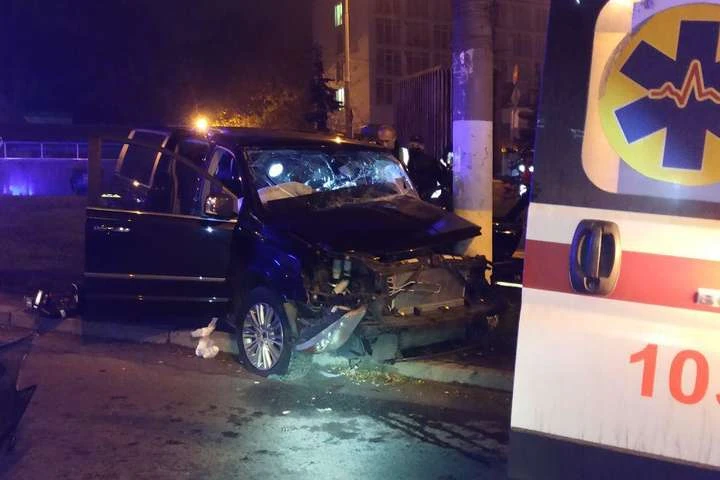Нічне ДТП в Києві: рятувальники вирізали водія з автівки (фото)