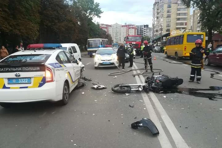 У Тернополі мотоцикліст, який тікав від переслідування, влетів в авто поліції
