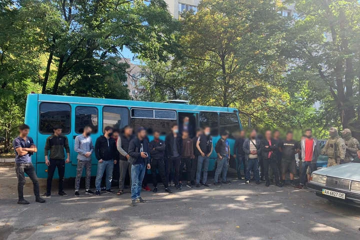 Правоохоронці виявили на столичних ринках десятки нелегалів (фото)