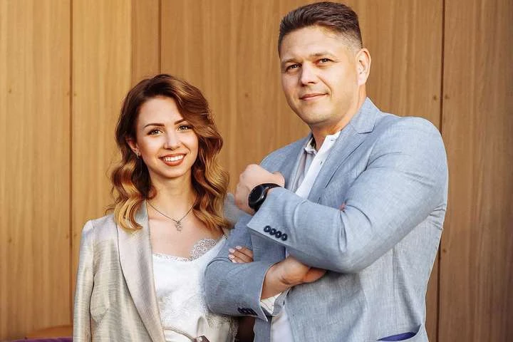 Голова міграційної служби закохався у «вуханську дівчину з собачкою»