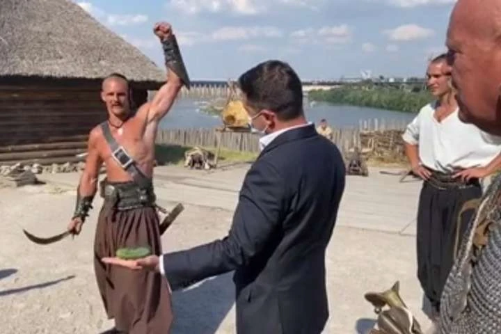 Запорізькі козаки перевірили Зеленського на хоробрість (відео)