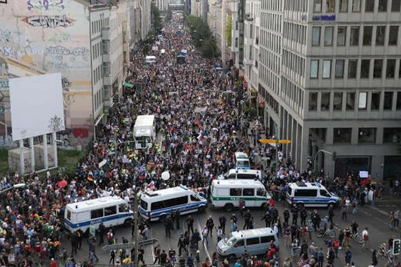 Десятки тисяч без масок і дистанції. У Берліні протестують проти карантину