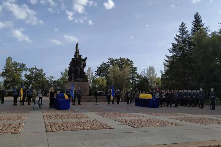 Миколаїв попрощався з двома курсантами, які загинули в катастрофі Ан-26