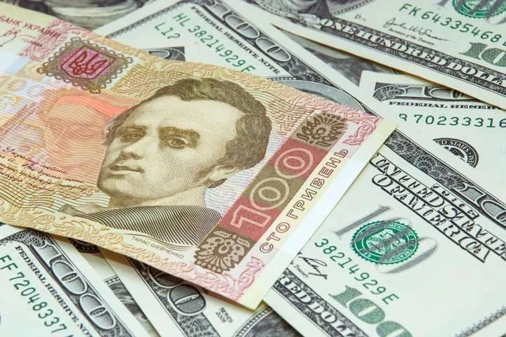 Чому долар дешевшає і що буде з курсом до виборів
