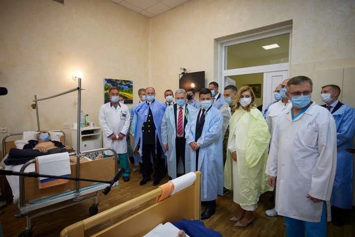 Подружжя Зеленських відвідало поранених бійців у госпіталі