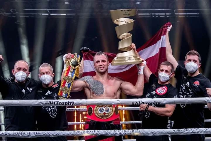Латвієць Брієдіс заволодів чемпіонським поясом Усика. Відео чемпіонського бою