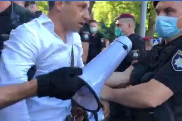 Під «Парковим», де виступав Зеленський, поліція жорстко позганяла демонстрантів