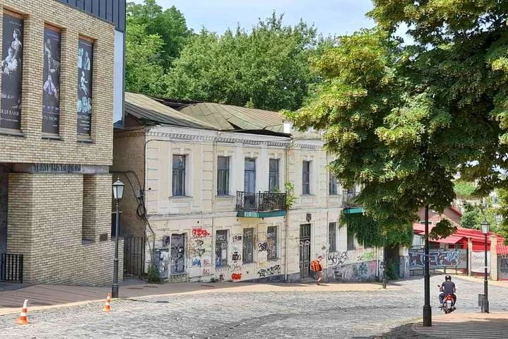 В історичному будинку на Андріївському узвозі обвалився дах (фото)