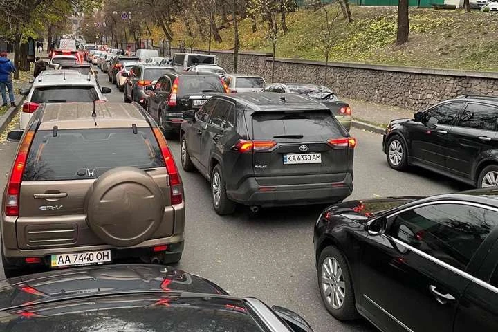 Мітингувальники паралізували рух у центрі Києва (відео)