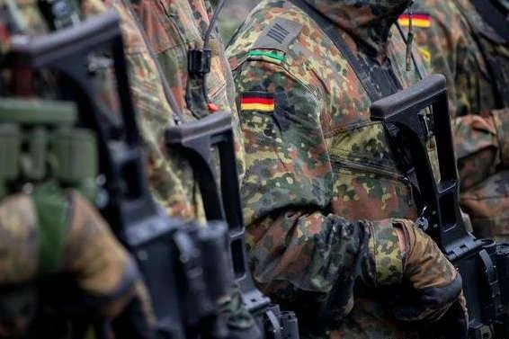 Чинили сексуальне насильство та співали нацистських пісень: Німеччина виводить солдатів із Литви