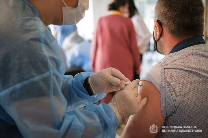 Вакцинуватися від коронавірусу можна при будь-якому рівні антитіл – ВООЗ