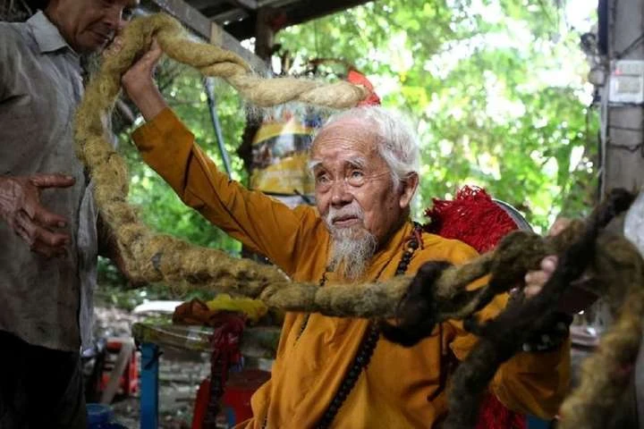 Вьетнамец не стригся 80 лет и отрастил пятиметровые волосы (фото)