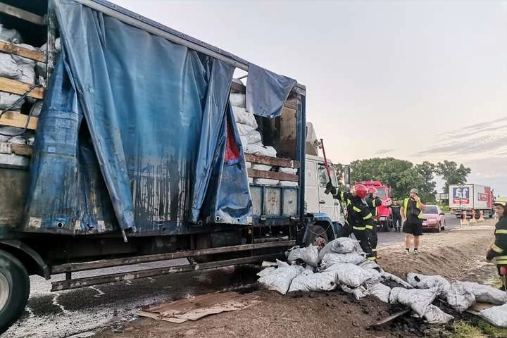 На трасі під Києвом горіла вантажівка з вугіллям (фото)