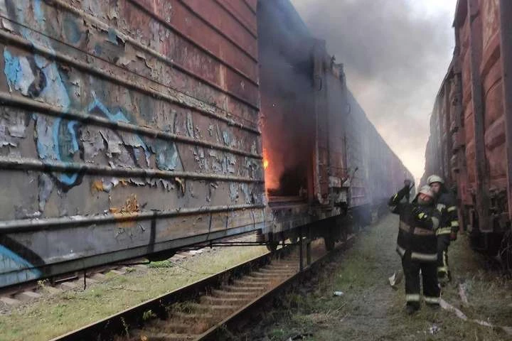 На залізничній станції в Києві горіли товарні вагони (фото)