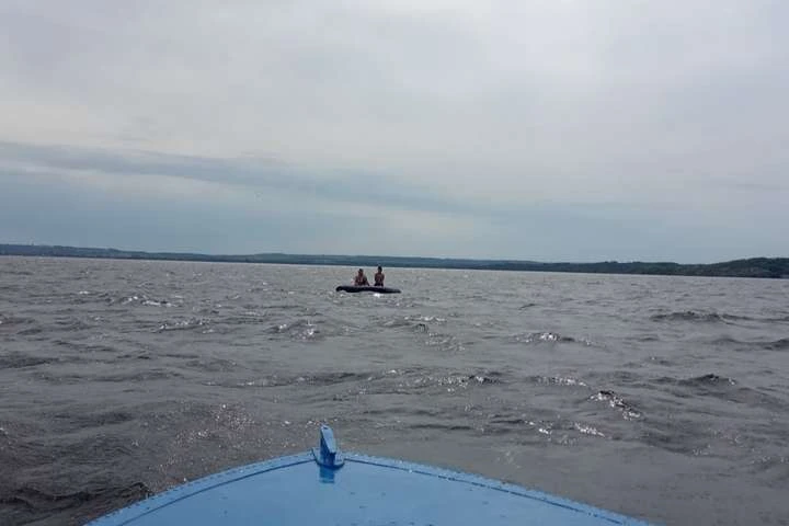 Посеред канівського моря виловили жінку з дитиною на надувному матраці