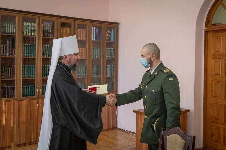 Митрополит Епіфаній вручив нацгвардійцю Марківу орден
