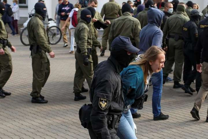 Білоруські силовики відкрили вогонь біля елітного селища Дрозди у центральному районі Мінська