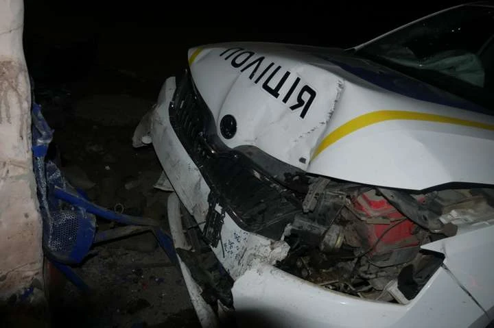 На Буковині службове авто поліції розтрощило легковик, постраждав молодий хлопець