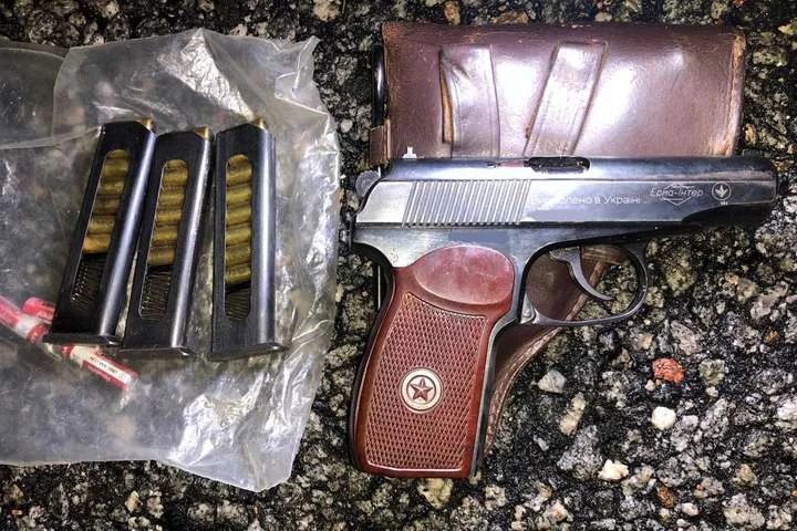 У Чорнобильській зоні затримали трьох киян з лопатами і зброєю (фото)