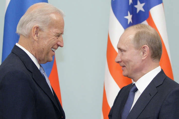 Карикатурист зобразив, як Путін і Байден «прихорошуються» до зустрічі (фото)