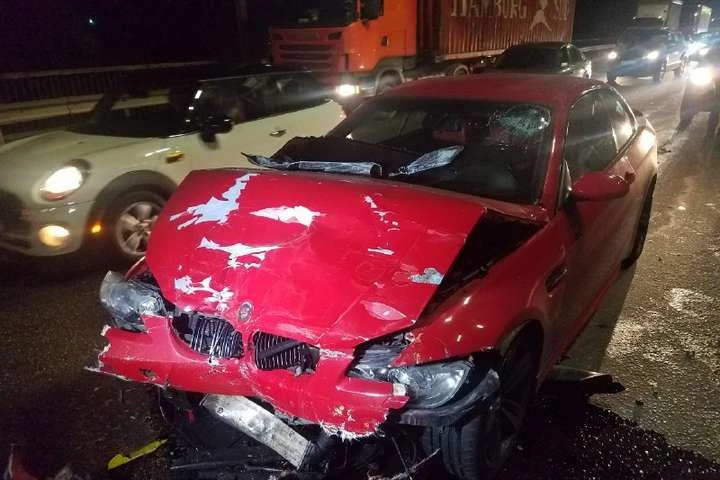 Відволікся на телефон: на Південному мосту BMW влетів у мікроавтобус (фото, відео)