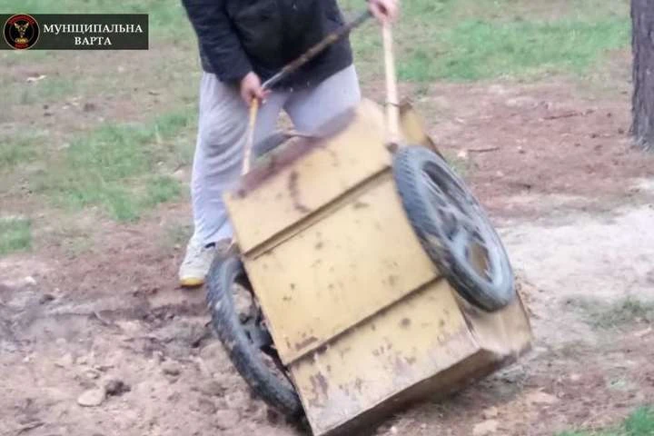 Крадуть ґрунт і зелені насадження: столичні парки страждають від вандалів (фото)