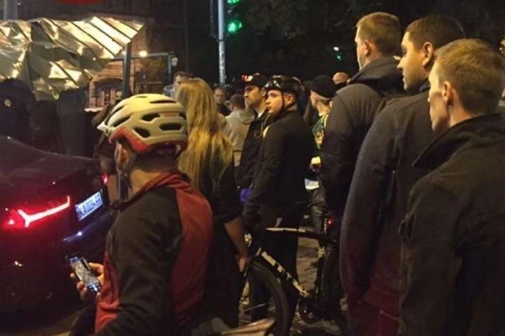У центрі Києва іномарка на швидкості влетіла у будинок, є постраждалі: відео