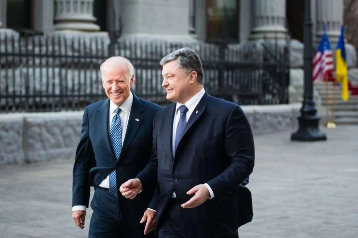 Порошенко привітав Байдена з перемогою