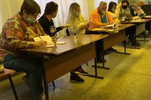 На Київщині членкиня ДВК завчасно заповнювала контрольні талони на бюлетенях (відео)